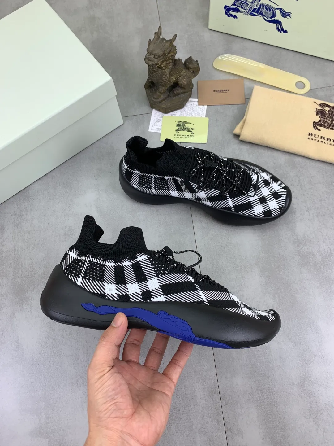 Men's Men's Shoes 💰P620 💰【New Style】Top Version 🆘【Burberry】New Burberry Fly Knit Shoes are now available with perfect workmanship! 🔥Perfect shape and top quality🙈Non-slip and wear-resistant high-end rubber outsole👣Versatile and comfortable shoes, standard size: 39-45 (customized 38-46) 2️⃣colors available Top-quality packaging